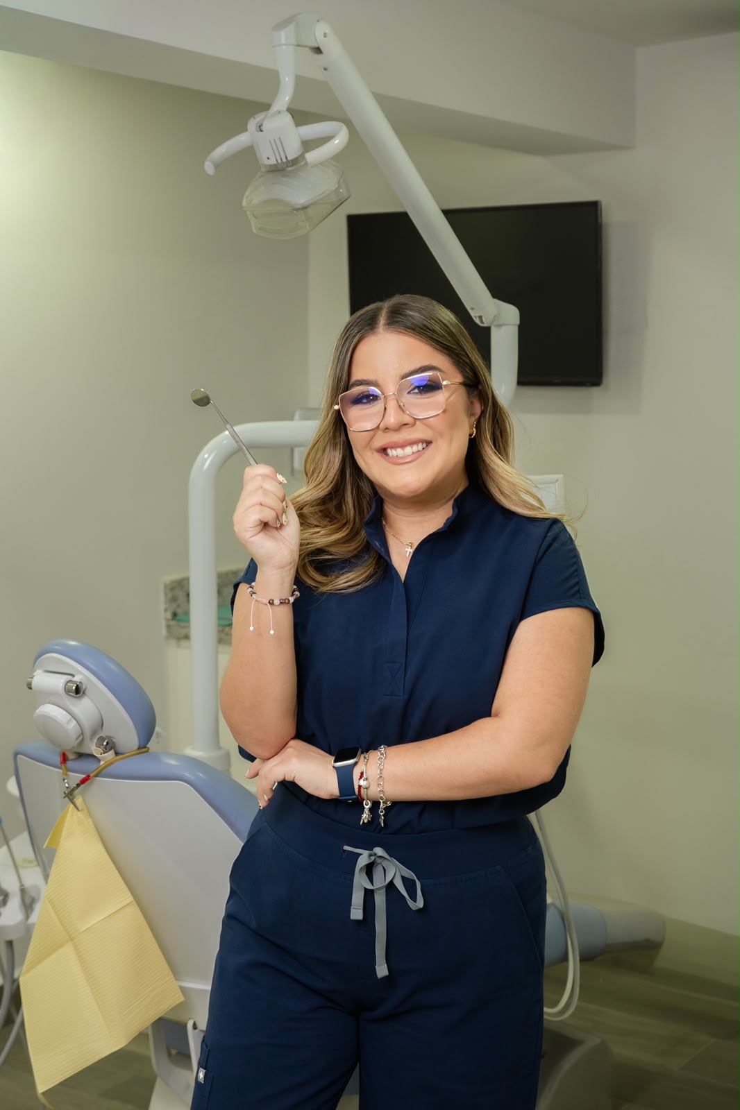 Dra. Alexa Domínguez, dentista en Piedras Negras Coahuila, en su consultorio